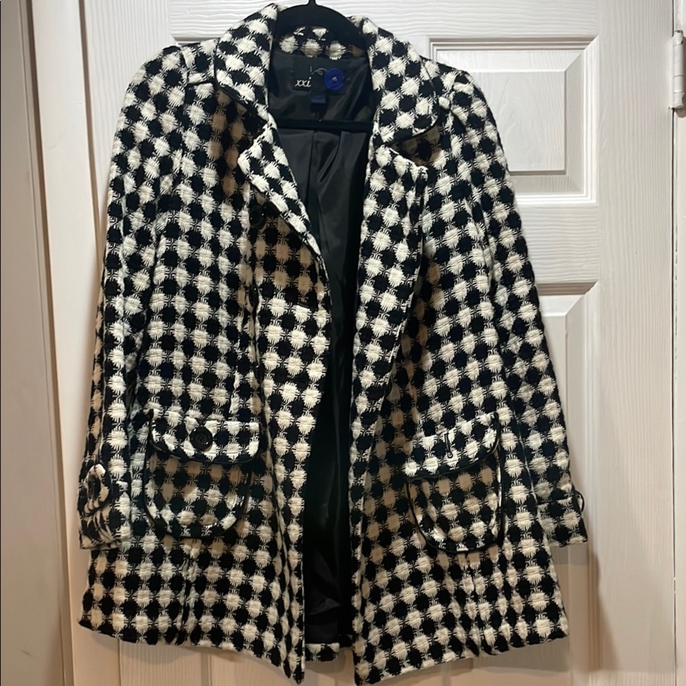Chic Black and White Checkered Women's Coat - Picture 3 of 5